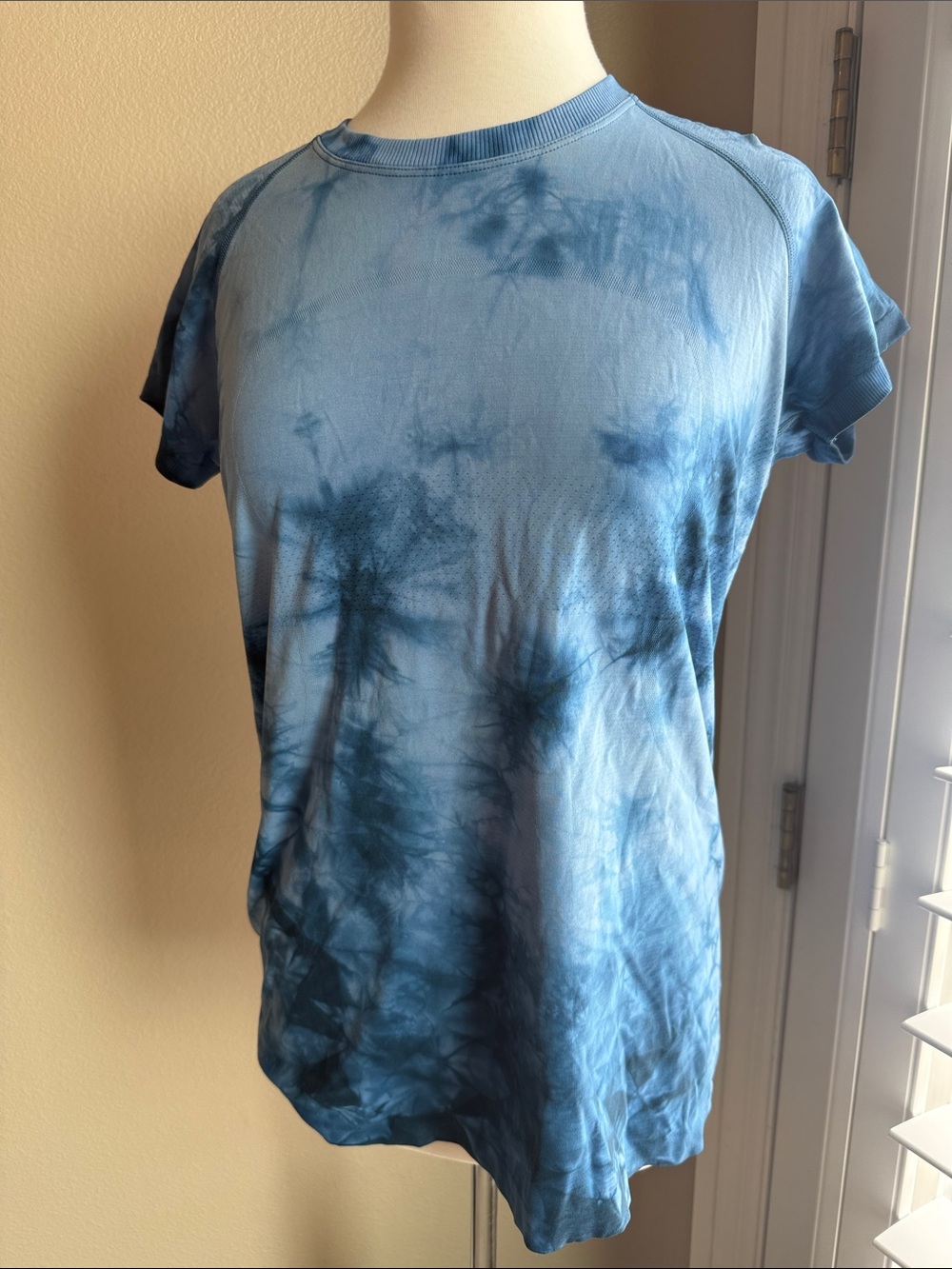 lululemon athletica Blue Tie-Dye Short Sleeve Crew